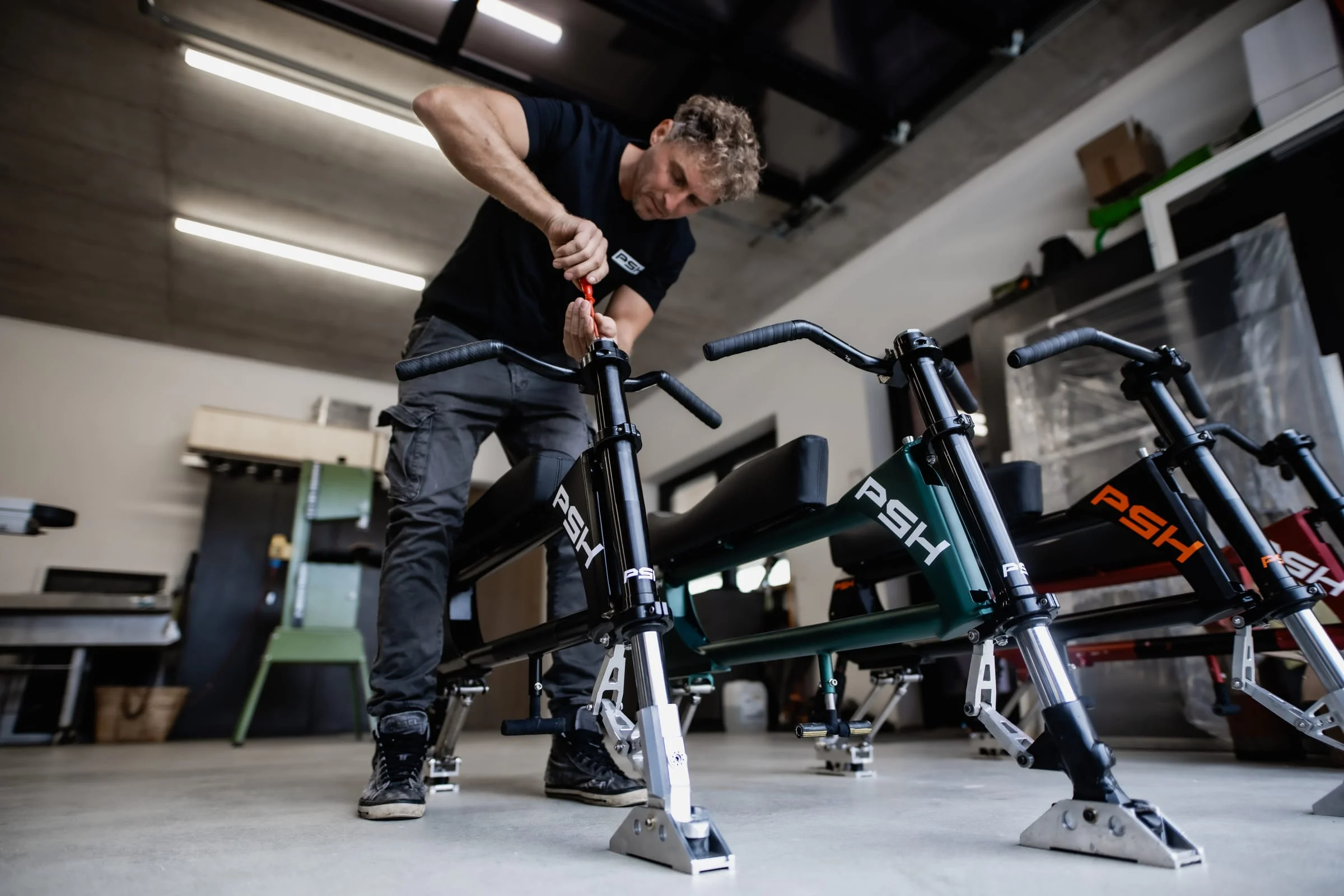 Michael Höller stellt einen fertigen Skibob ein