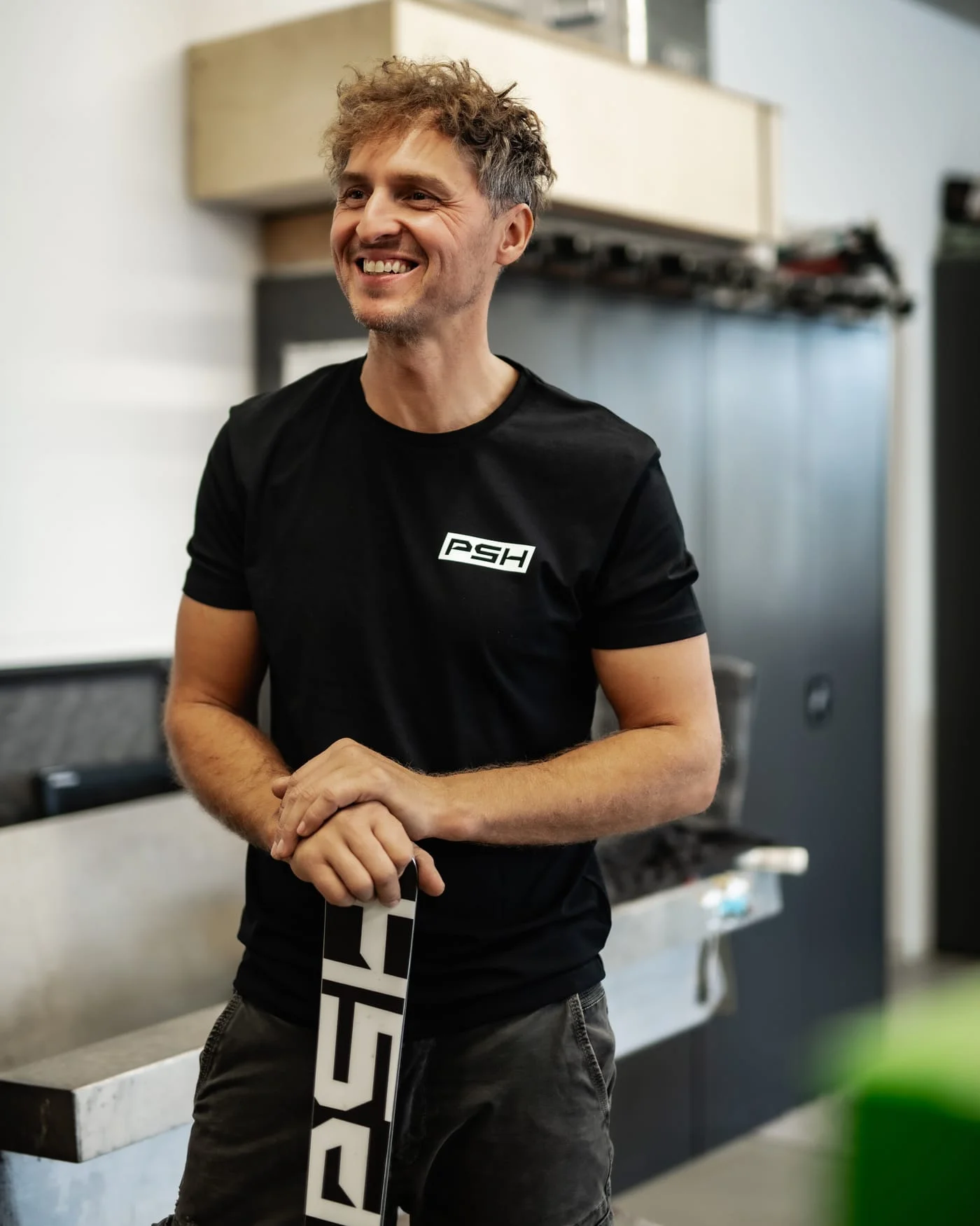Michael Höller mit einem PSH Ski in der Werkstatt