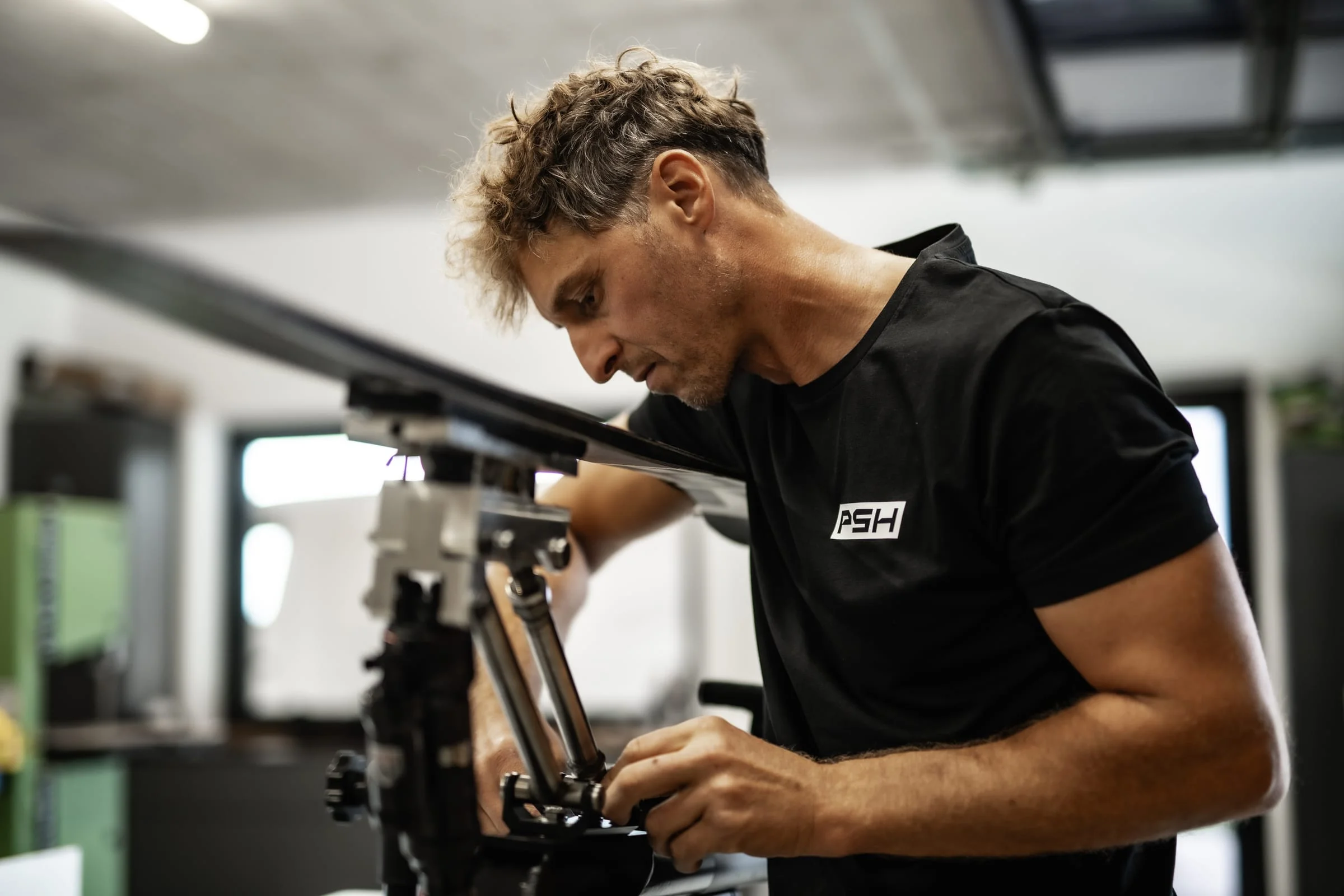 Michael Höller montiert das Federbein am Skibob